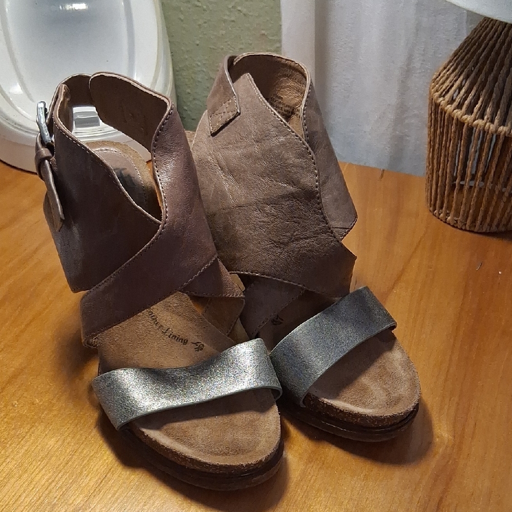 Sofft Brown Suede Crisscross Wedge Sandals with Metallic Strap 6.5